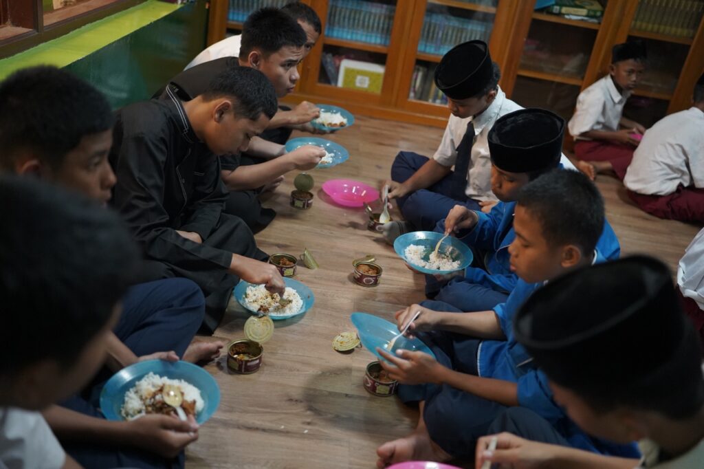 Makan bersama, siswa-siswi MTs Hidayatut Tholibin nikmati qurban